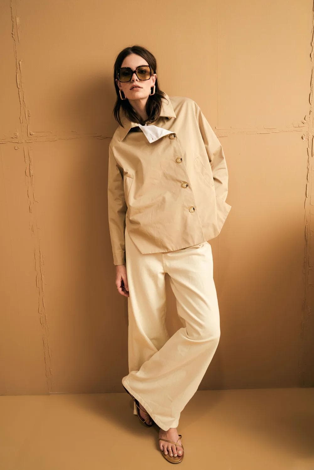 TRENCH CORTO