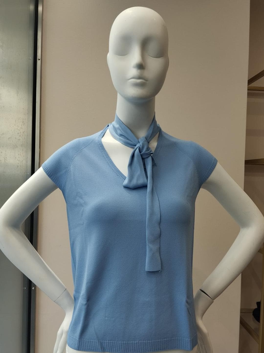 MAGLIA CON SCOLLO A V